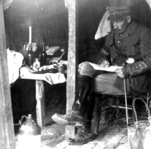 Un oficial dentro de un dugout